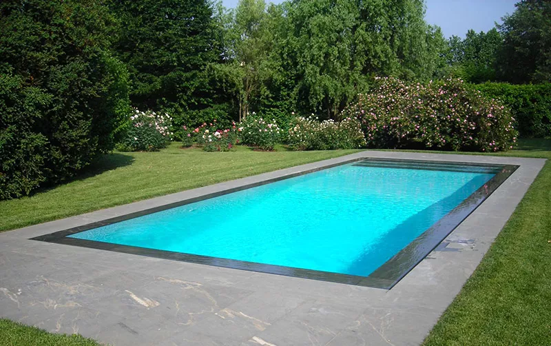 Mantenere pulita l'acqua della piscina a sfioro - Acqua piscina torbida - Baires Piscine