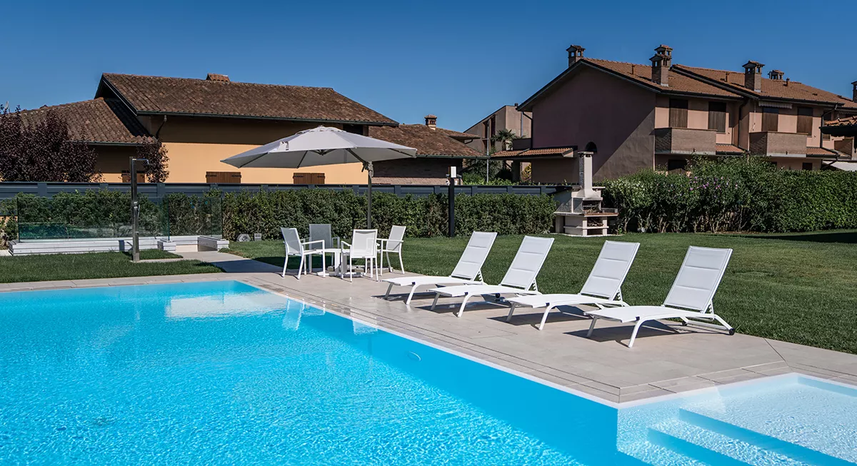 Doccia benessere e zona sdraio piscina esterna interrata - Arredo Piscine Baires Piscine