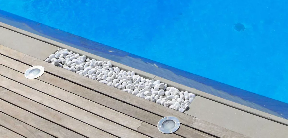 Illuminazione e pietre zen bianche - Arredo Piscina Baires Piscine