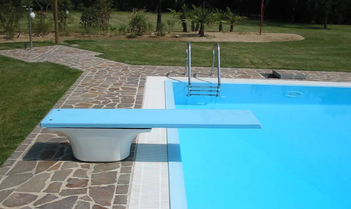 Piscina con trampolino - Arredo Piscine Baires Piscine