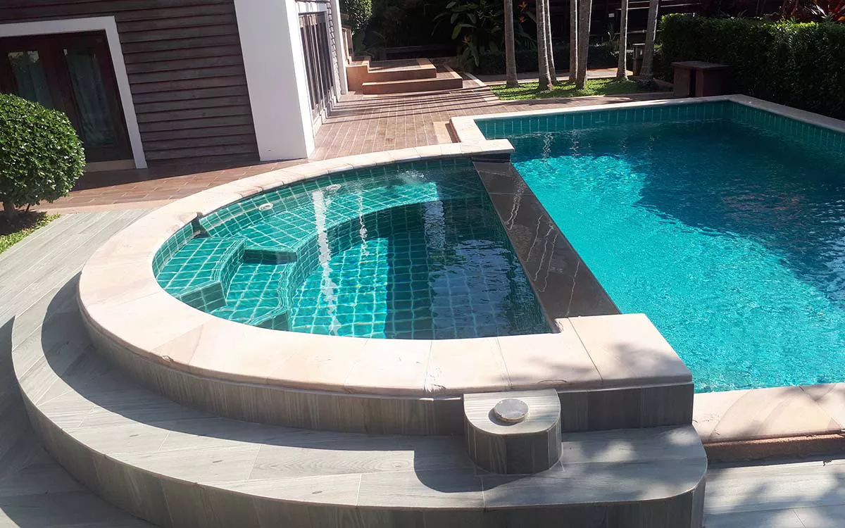 Zona idromassaggio e relax per piscina interrata - Arredo Piscina Baires Piscine