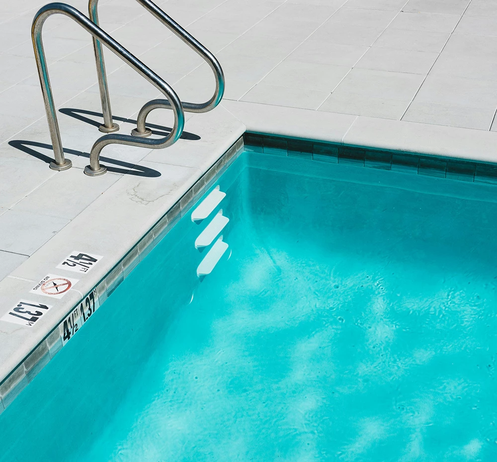 Come tenere pulita la vasca dal calcare in piscina - Baires Piscine