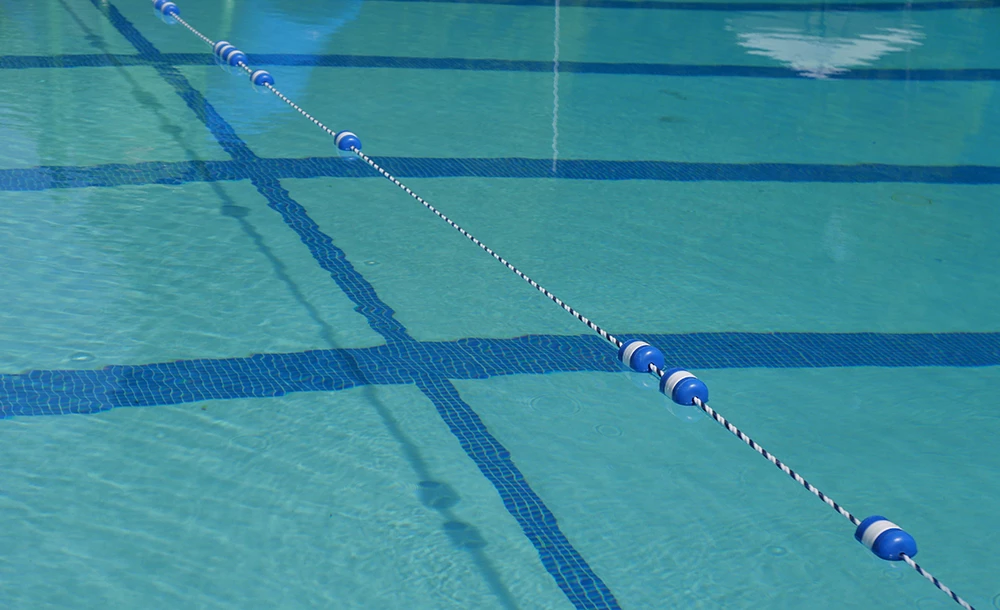 Calcare in piscina esempio di acqua pulita e spera corsie pulite - Baires Piscine