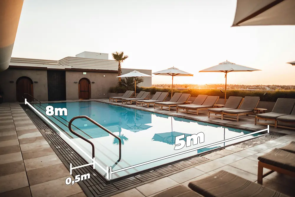 Dimensioni piscina esterna a skimmer con sdraio al tramonto - Baires Piscine
