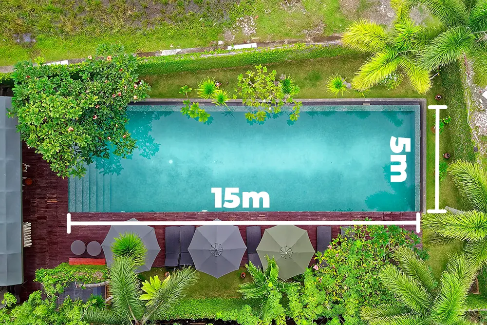 Dimensioni piscina esterna a skimmer circondata da alberi verdi - Baires Piscine
