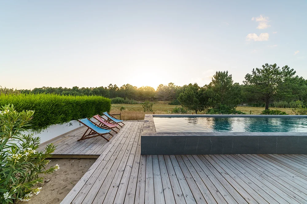 I principali materiali per il pavimento piscina - Pavimentazioni in legno e legno composito - Baires Piscine