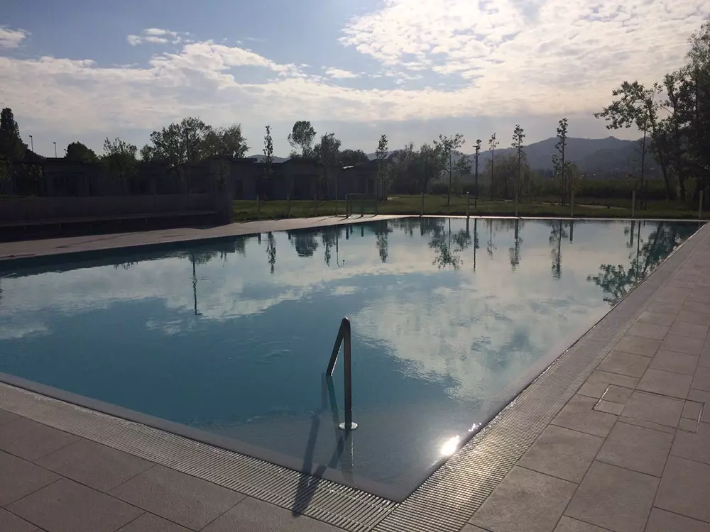 Costa Verde, piscina a sfioro esterna - Baires Piscine, filtrazione piscine