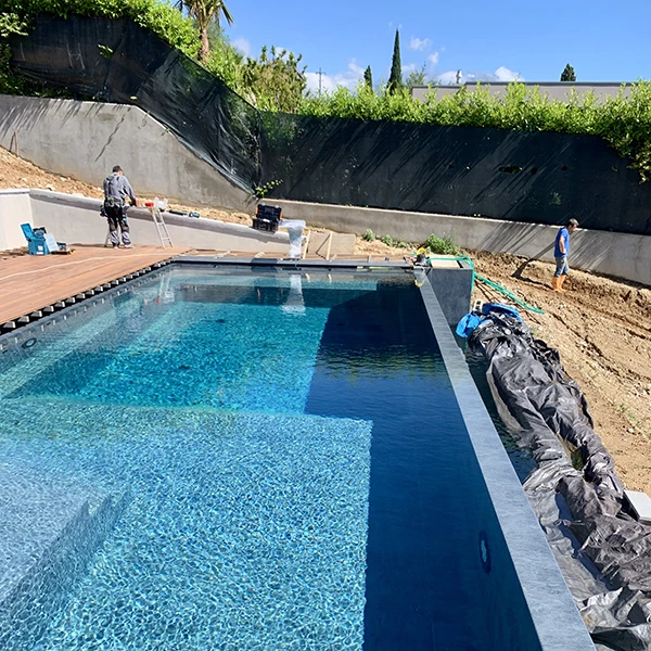 Piscina a sfioro ground Aqua Elite: costruzione vasca di compenso - Baires Piscine