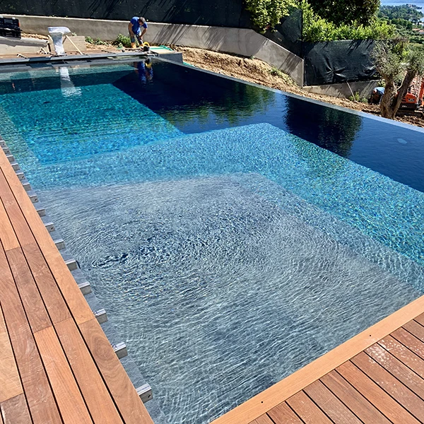 Piscina a sfioro ground Aqua Elite: posa rivestimento vasca - Baires Piscine