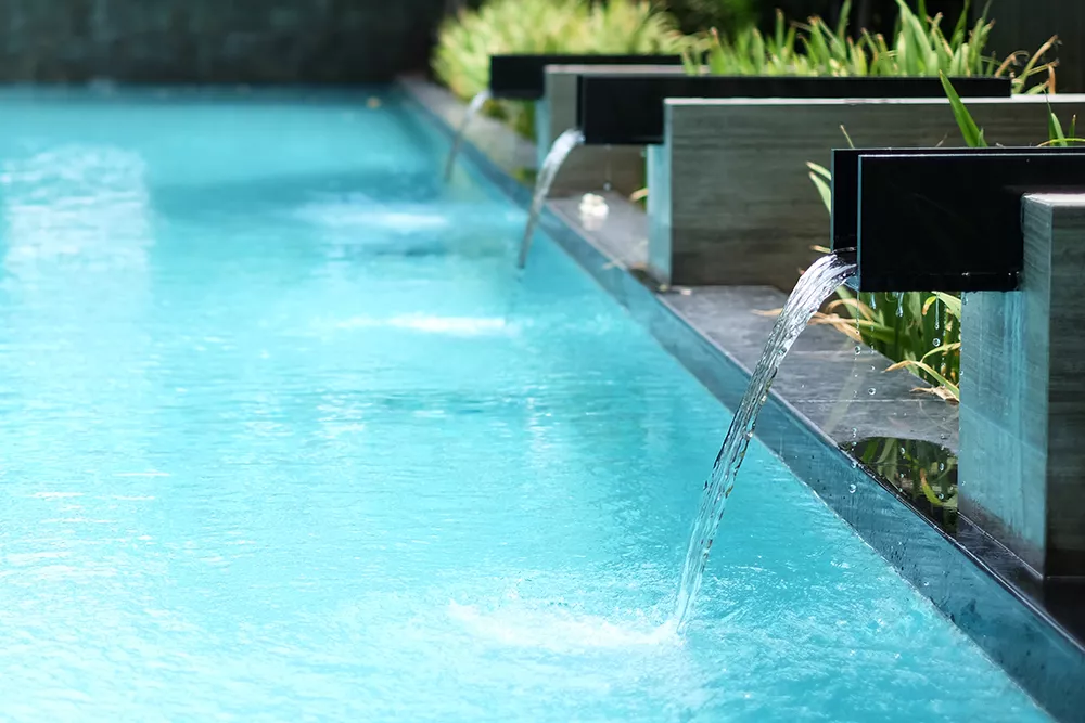 Cascata moderna geometrica - Piscina con cascata - Baires Piscine