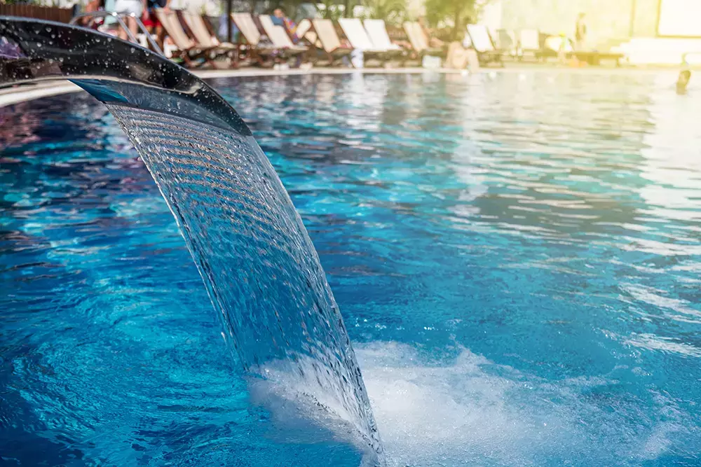 Dettaglio acqua cascata - Piscina con cascata - Baires Piscine