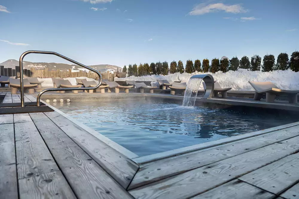 Piscina con cascata per il relax riscaldata benessere - Piscina con cascata - Baires Piscine