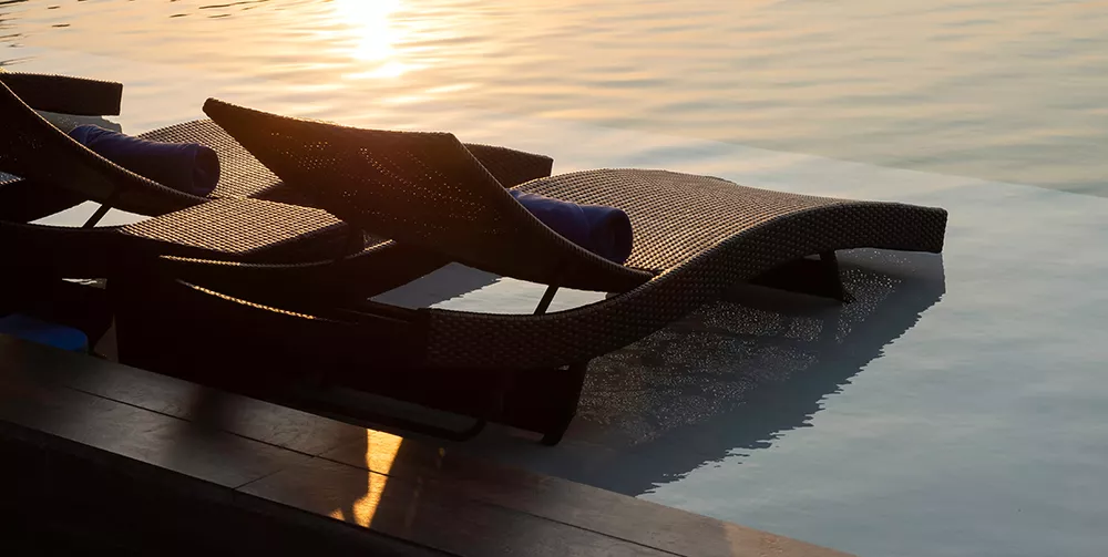 Piscina effetto spiaggia con sdraio nel bagnasciuga - Baires Piscine