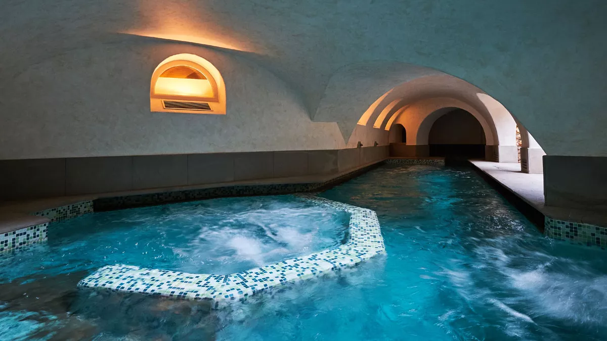 Piscina riscaldata interna con idromassaggio per il centro benessere The Cave - Baires Piscine