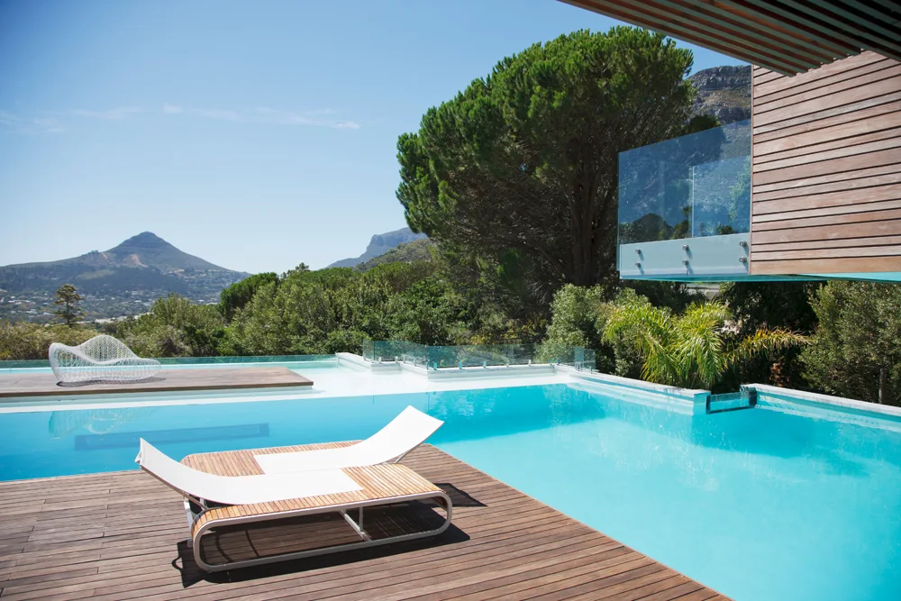 Piscine di design: materiali e rivestimenti - Legno e decking composito - Baires Piscine