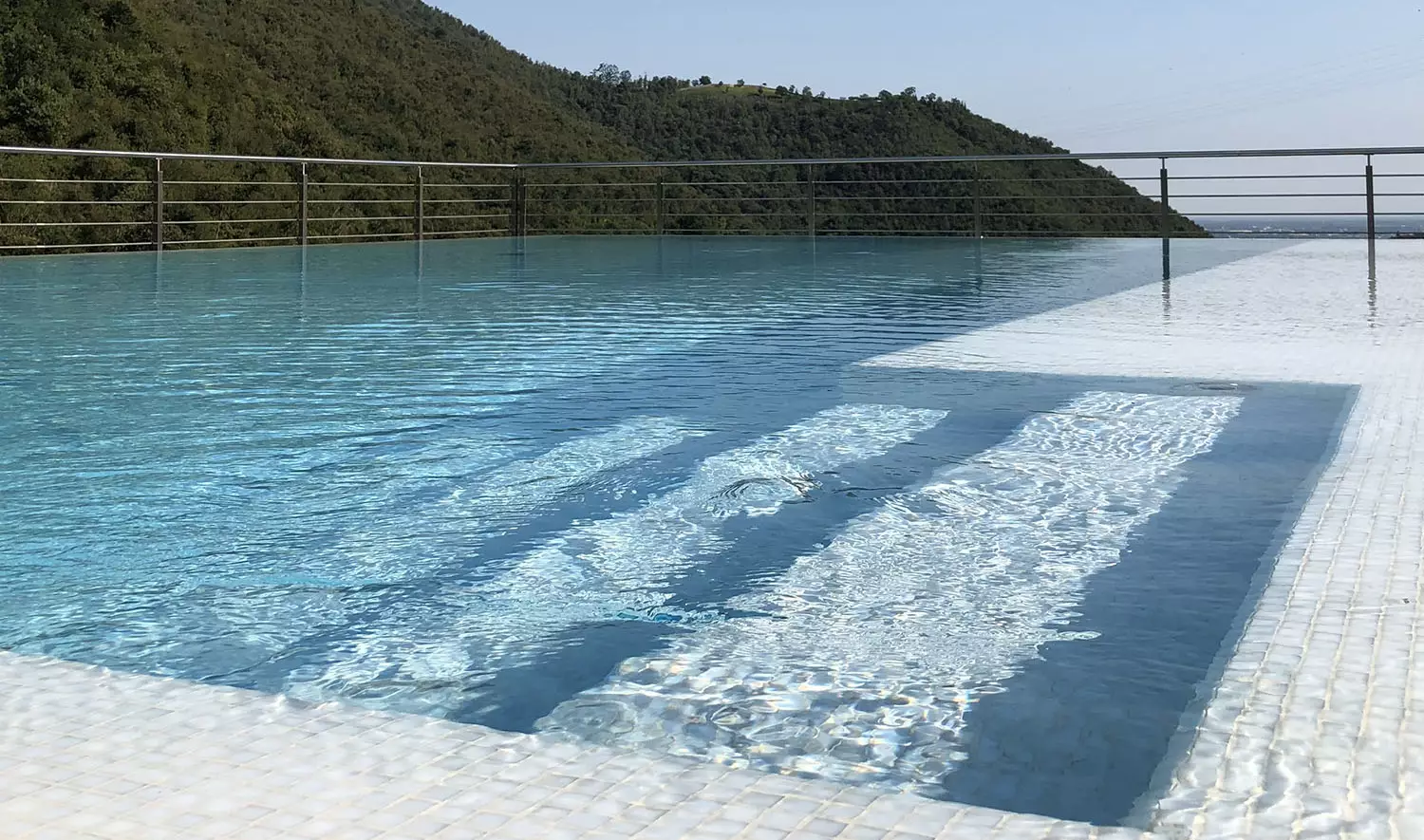 Piscine grandi - Piscina a sfioro Infinity: The Art of Wellness