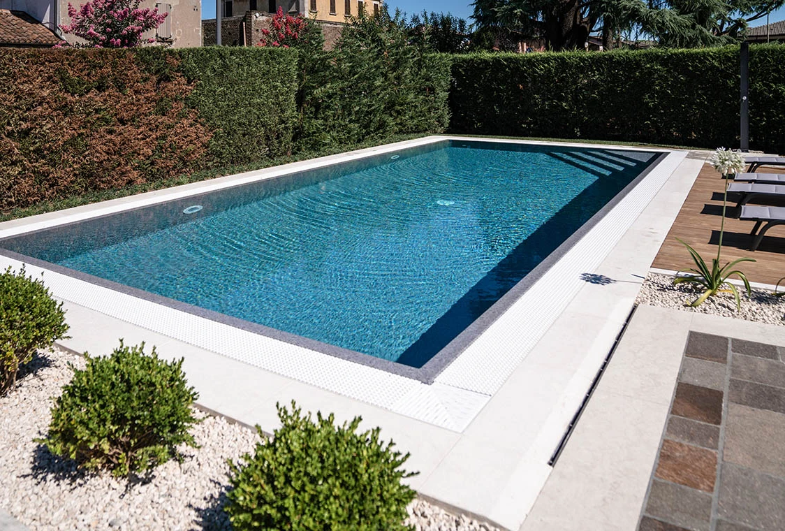 Piscine interrate Milano: piscina a sfioro hidden paradise - Baires Piscine Piscine interrate Milano: piscina a sfioro hidden paradise - Baires Piscine