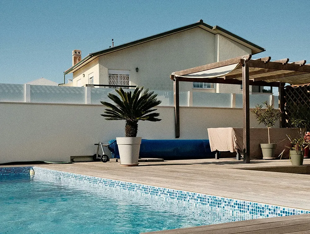 Privacy piscina: alcune soluzioni eleganti ed efficaci - Recinzioni e strutture decorative - Baires Piscine