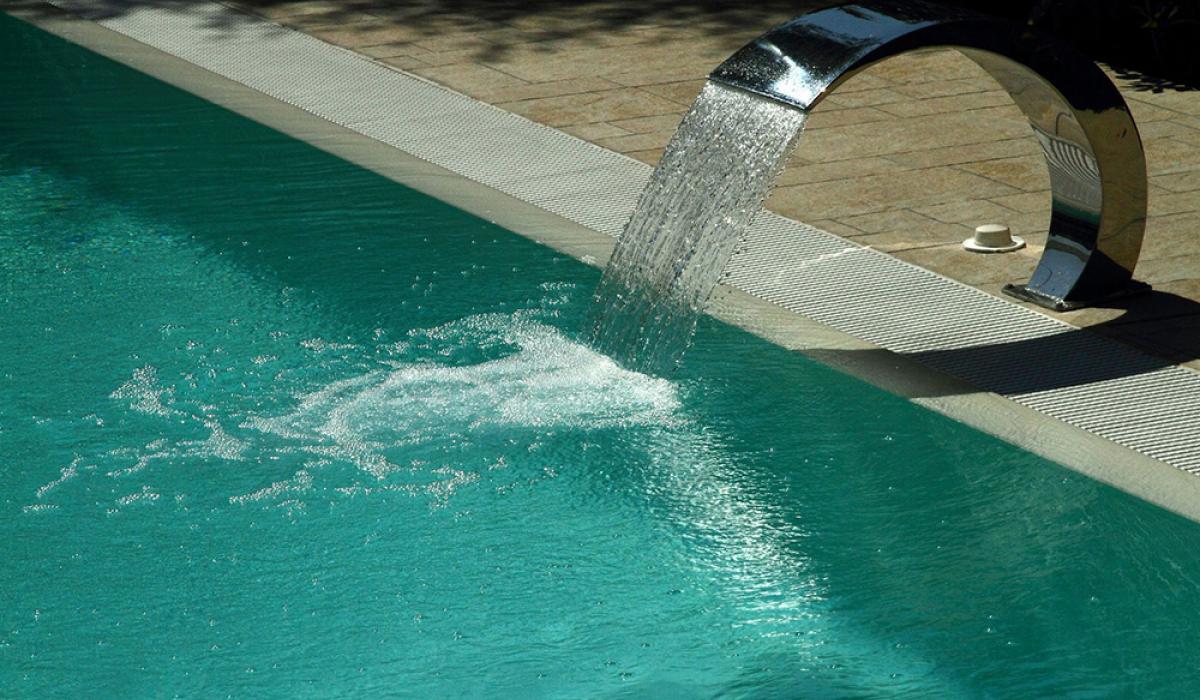 Piscina a Sfioro: Green Moon