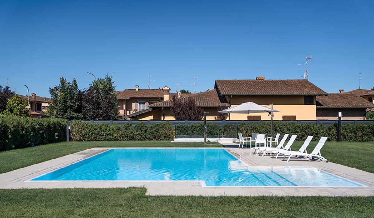 Piscina Esterna a Sfioro: Dreaming of Summer