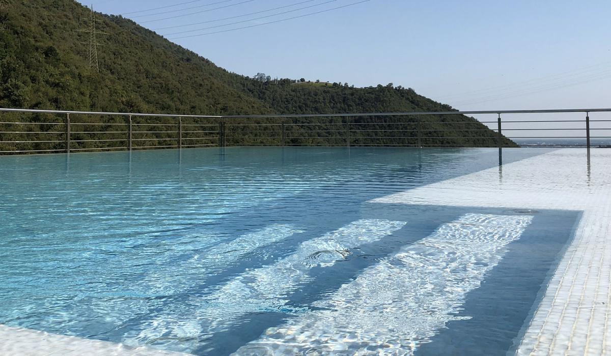 Piscina a sfioro Infinity: The Art of Wellness