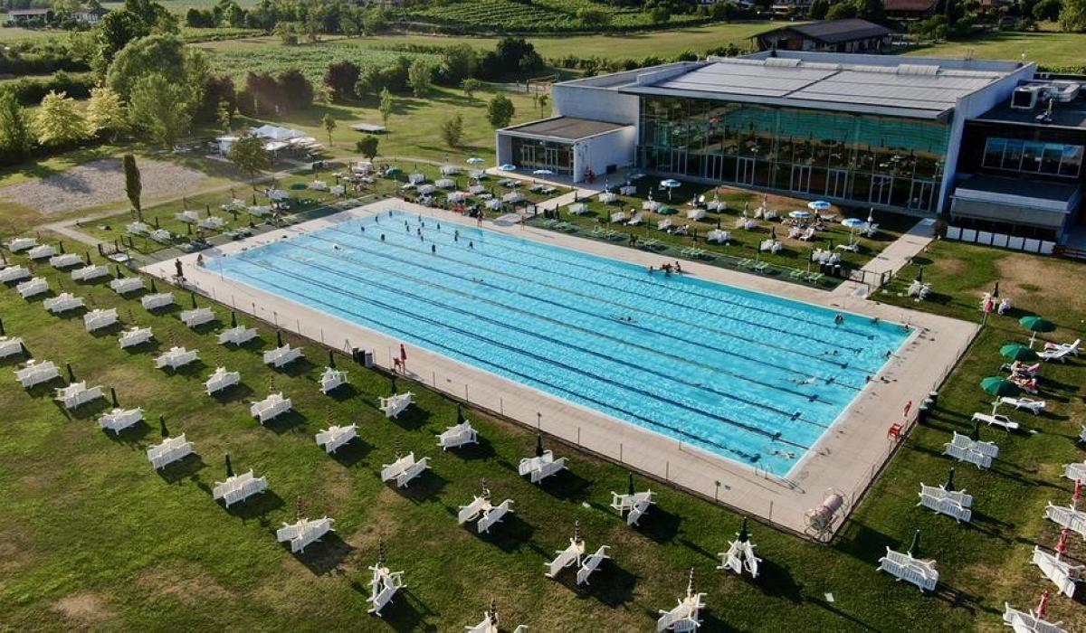 Piscine esterne e interne a sfioro: Centro Sportivo Le Gocce