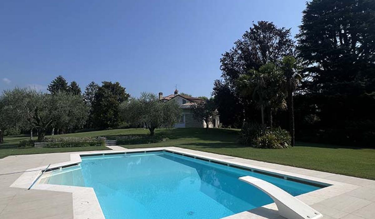 Piscina a sfioro ground: Green Olives