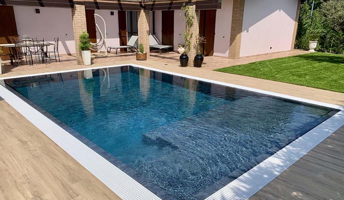 Piscina esterna a sfioro: Emerald retreat