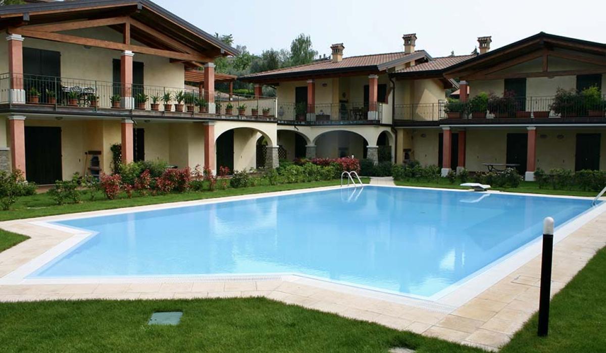 Piscina esterna a sfioro: Harmony Waters