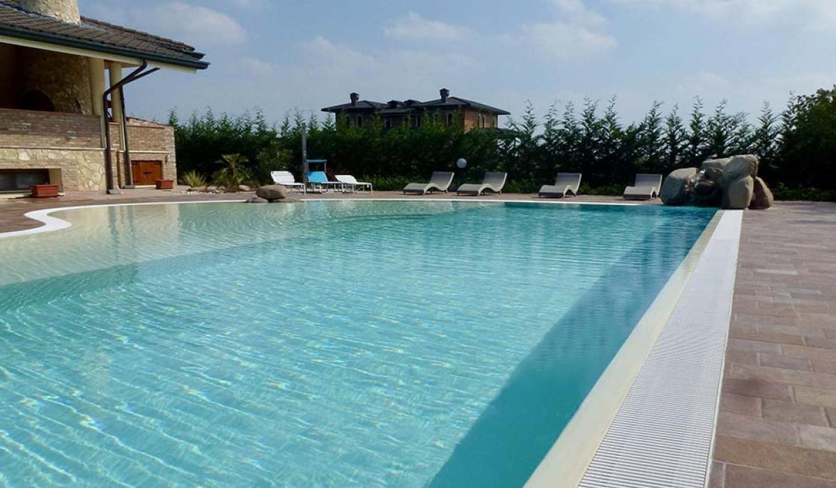 Piscina esterna a sfioro: Perla D'acqua