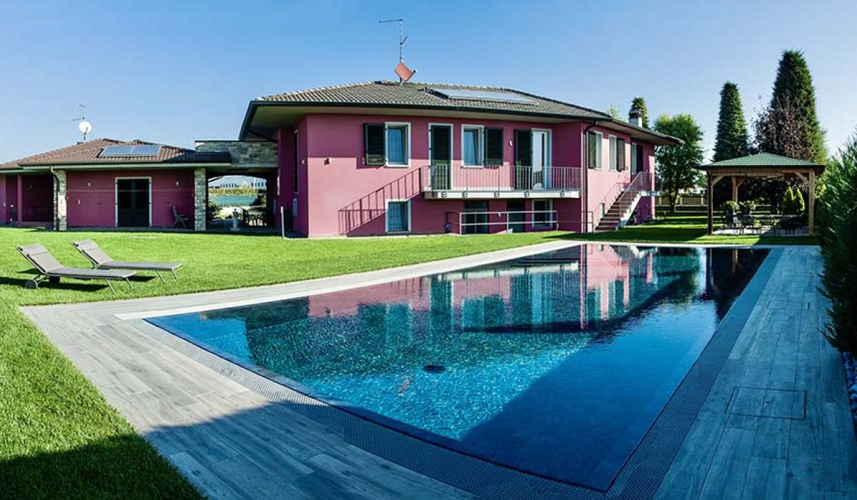Piscina esterna a sfioro: Pink mirror