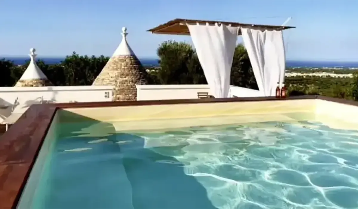 Piscina a skimmer: Rebea Trulli Home