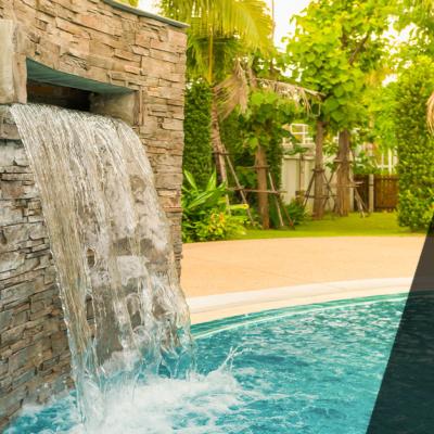 Piscina con cascata: come rendere unica la tua piscina 