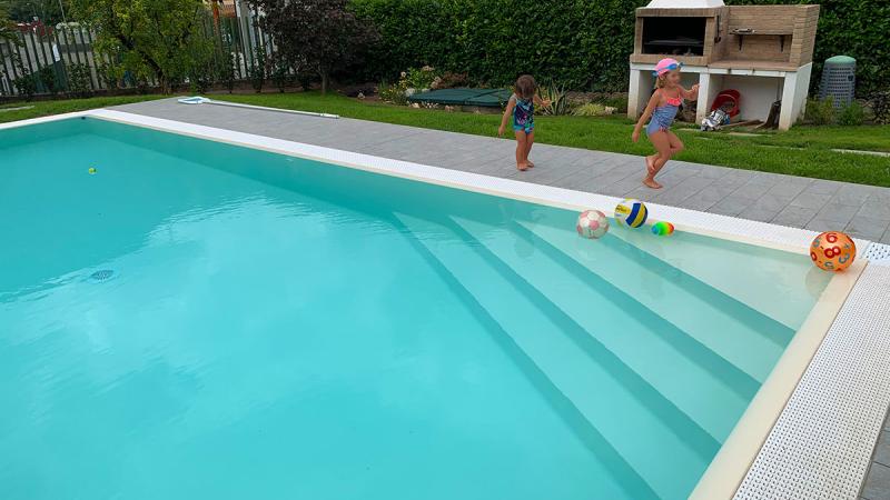 Piscina a sfioro: Mountain Spring Water