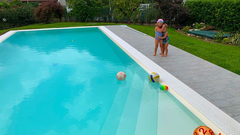 Piscina a sfioro: Mountain Spring Water - Piscina casa vacanze - Baires Piscine - Brescia Bergamo Milano