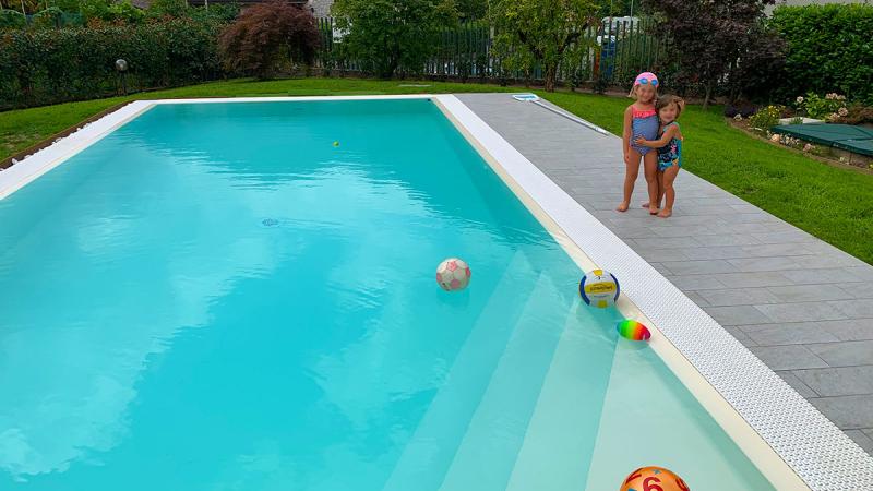 Piscina a sfioro: Mountain Spring Water - Piscina casa vacanze - Baires Piscine - Brescia Bergamo Milano