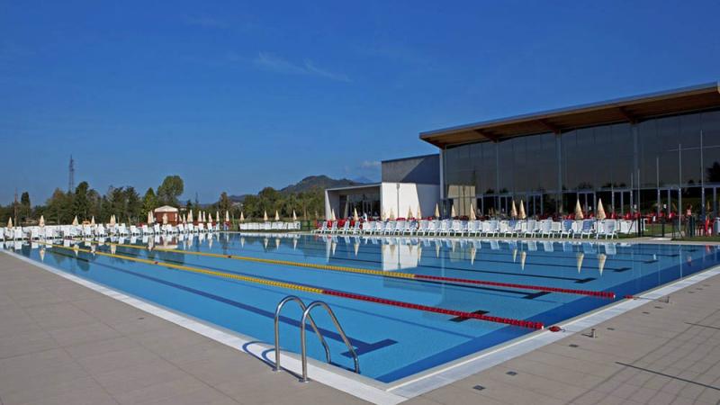 Piscina esterna a sfioro olimpionica - Piscina Esterne e Interne a Sfioro: Centro Sportivo Le Gocce - Baires Piscine