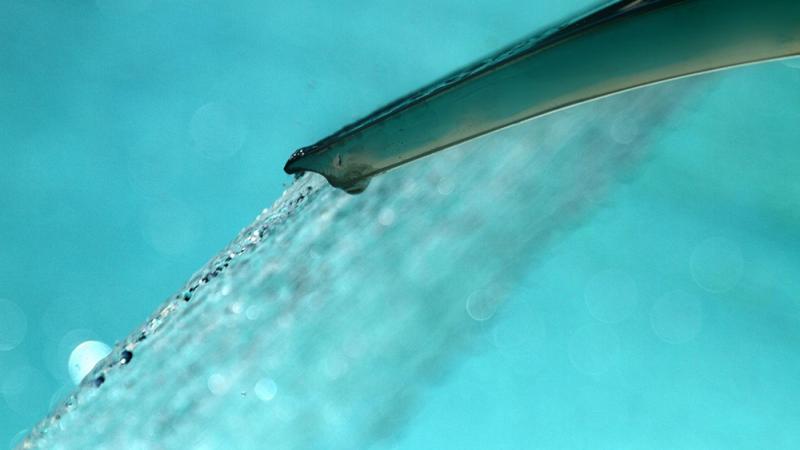 Piscina a Sfioro: Green Moon - Piscina a Sfioro con cascata - Baires Piscine Brescia bergamo milano