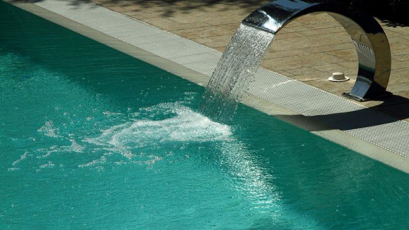 Piscina a Sfioro: Green Moon - Piscina a Sfioro con cascata - Baires Piscine Brescia bergamo milano