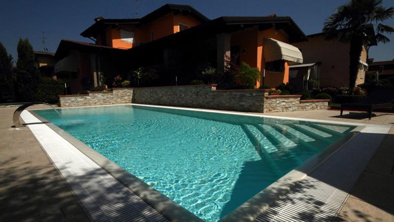 Piscina a Sfioro: Green Moon - Piscina a Sfioro con cascata - Baires Piscine Brescia bergamo milano