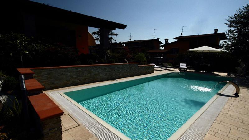 Piscina a Sfioro: Green Moon - Piscina a Sfioro con cascata - Baires Piscine Brescia bergamo milano