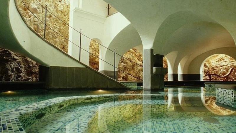 Piscina interna a sfioro: The Cave