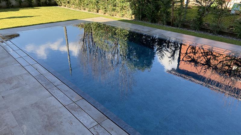 Piscina a sfioro: Pure Stone - Baires Piscine Brescia Bergamo Milano