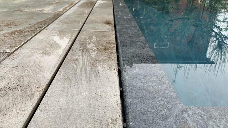 Piscina a sfioro: Pure Stone - Baires Piscine Brescia Bergamo Milano