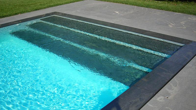 Piscina a sfioro in marmo: Marble Luxury - Piscina e sentiero in marmo