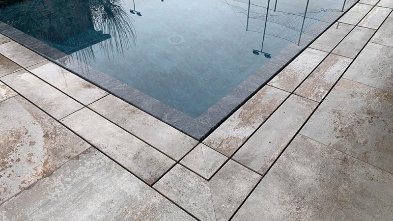 Piscina a sfioro: Pure Stone - Baires Piscine Brescia Bergamo Milano