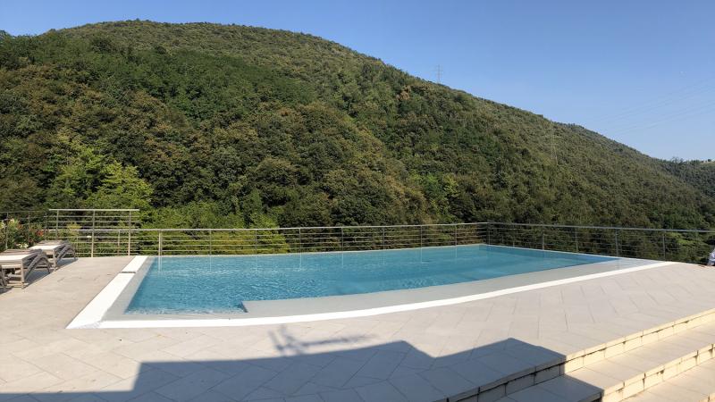 Piscina a sfioro Infinity: The Art of Wellness