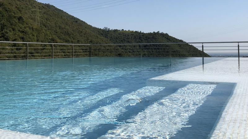 Piscina a sfioro Infinity: The Art of Wellness