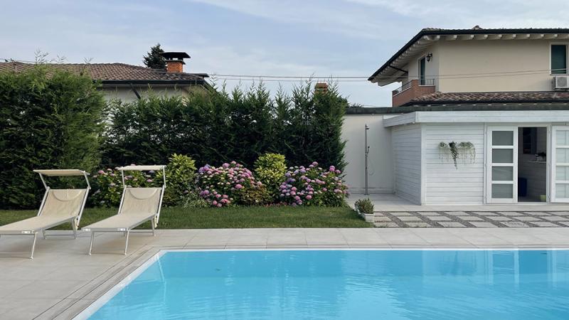 Piscina a Sfioro Esterna: Celeste - Baires Piscine