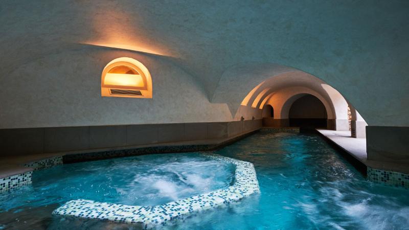 Piscina interna a sfioro: The Cave